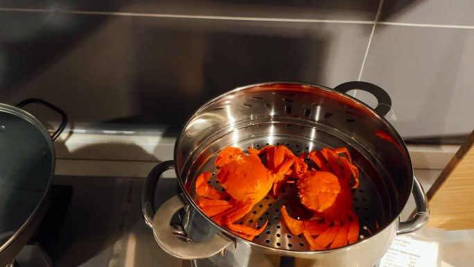 锅里的红蟹
