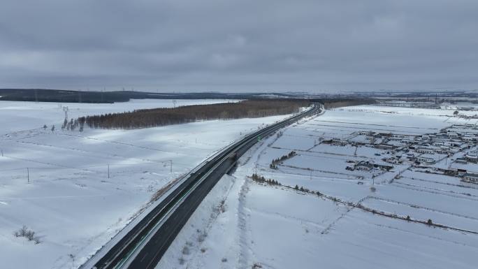 初春大雪过后的高速公路