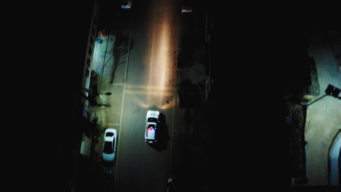 夜晚警车在街上巡逻航拍