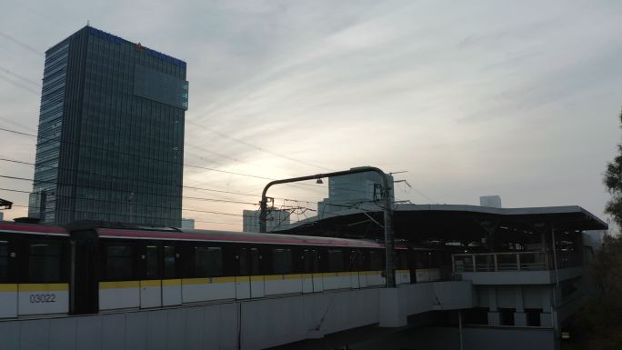 清晨日出一线城市地铁进站
