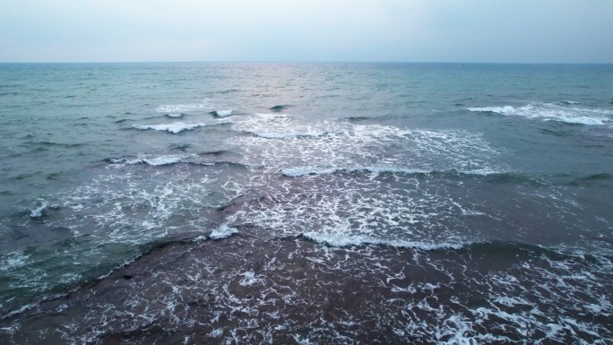 阴天海浪航拍