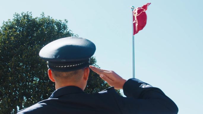 人民警察在国旗下敬礼
