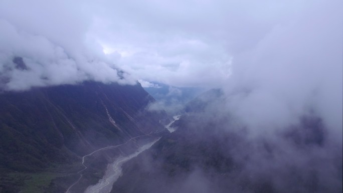 航拍横断山峰云雾 穿过峡谷云雾