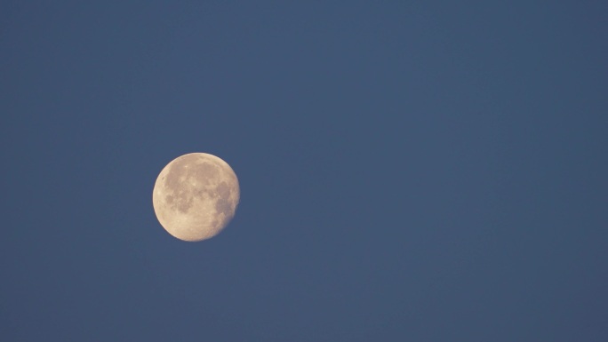 蓝色天空下的超级月亮 4K