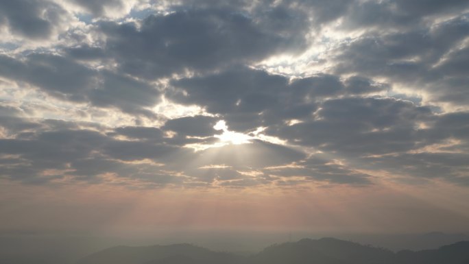 光芒穿透云层照耀大地