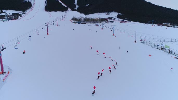 航拍滑雪队伍摇旗子