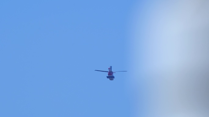 蓝天白云直升机飞过超长焦镜头拍摄