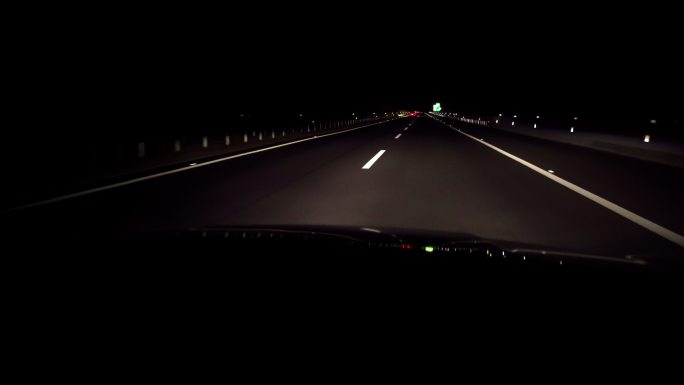 高速路上夜晚行驶夜间行车车内视角