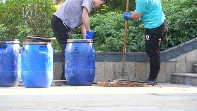 捞地沟油实拍