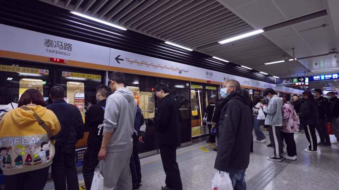【原创视频】南京江北城市地铁内乘客换乘