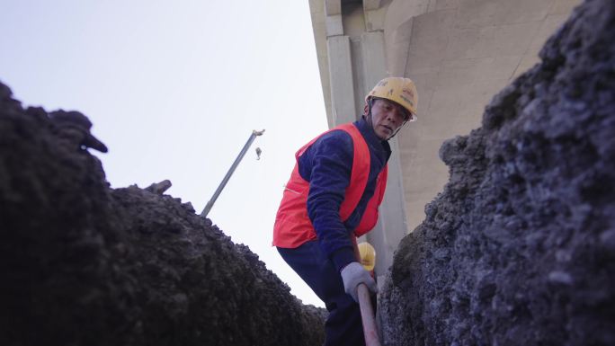 高铁建设工人工地