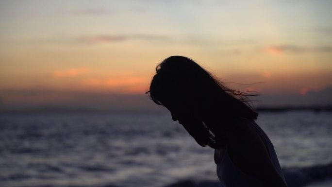 【4k画质】情绪女人海边夕阳剪影升格