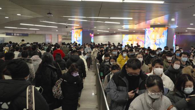 地铁早晚高峰人行通道人群人流通勤人员
