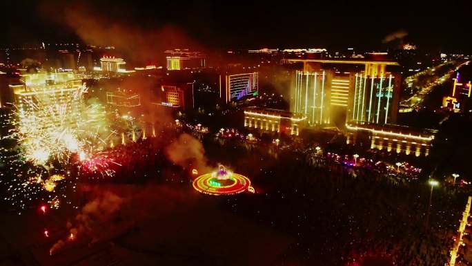 疫情过后春节人们在广场观看焰火闹元宵