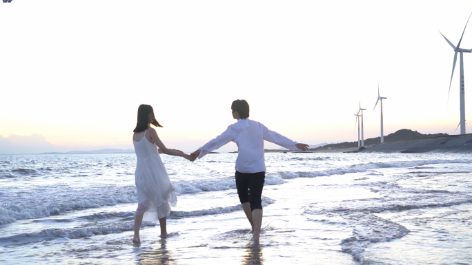 海边情侣牵手携手一起奔跑奔赴未来浪漫爱情