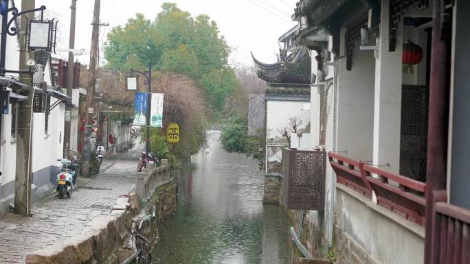 苏州姑苏小巷苏式建筑屋檐雨水雨中的平江路
