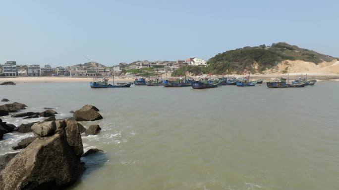 平潭岛海边渔村小鱼港渔船进港