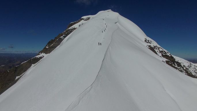 航拍 贡嘎雪山登山队登顶