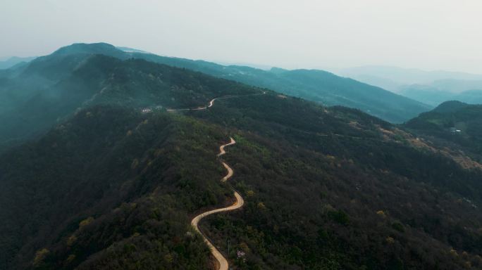 大山里的蜿蜒小路