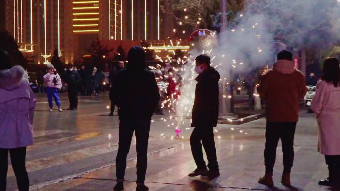 疫情过后春节人们在广场观看焰火闹元宵