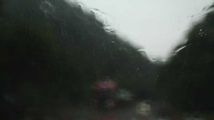 汽车行驶山区道路暴风雨雨刮器车床大雨暴雨