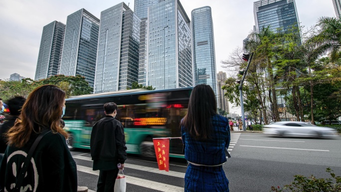 深圳南山区公科技园志愿者在指挥行人过马路