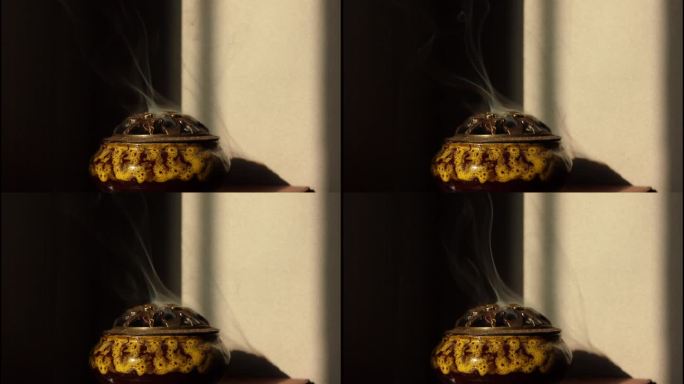 香炉中腾起的烟雾