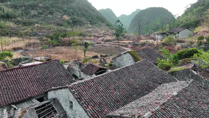 航拍破旧年代感的农村房屋