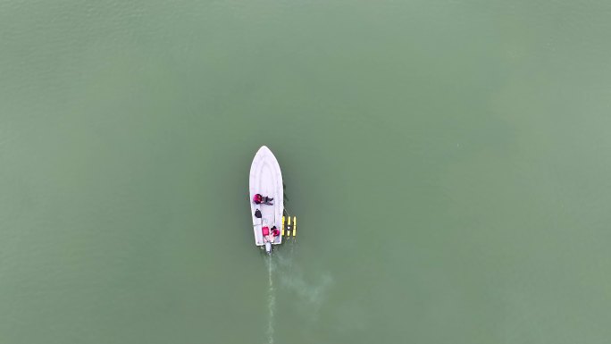 4K航拍资江冲锋艇测水流1