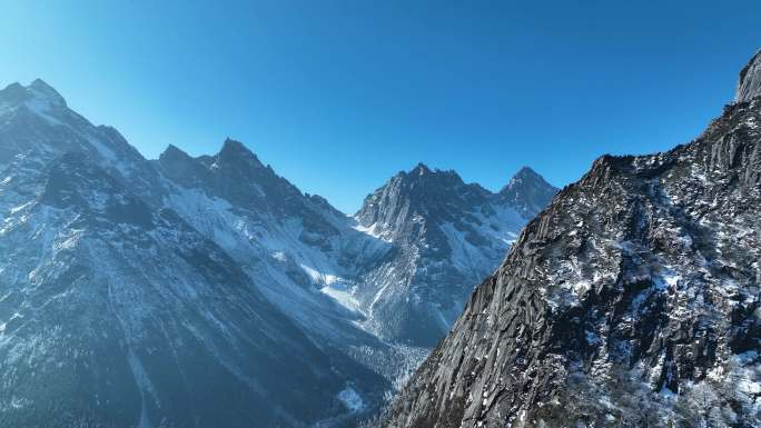 雪上山顶4K航拍