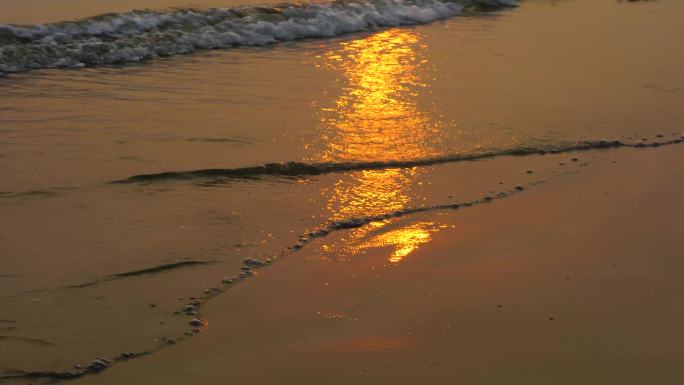 漫步夕阳海滩