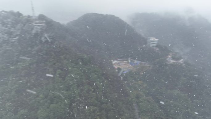 航拍南山一棵树下雪