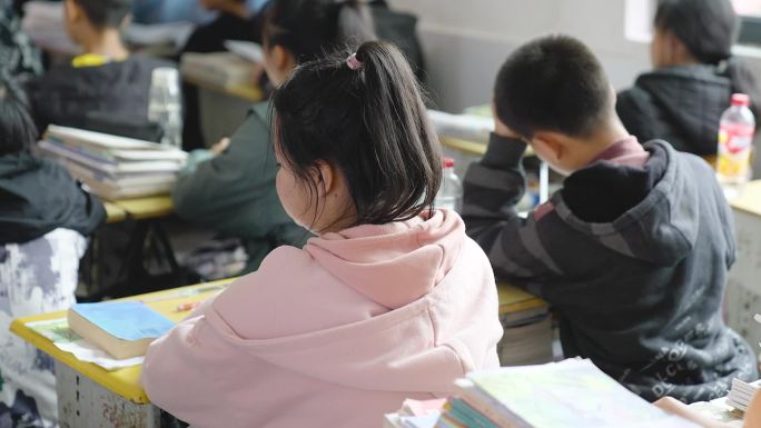 中小学生上课认真听课校园防性侵教育7