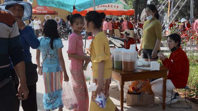 中缅边境畹町两国外贸交易市场儿童