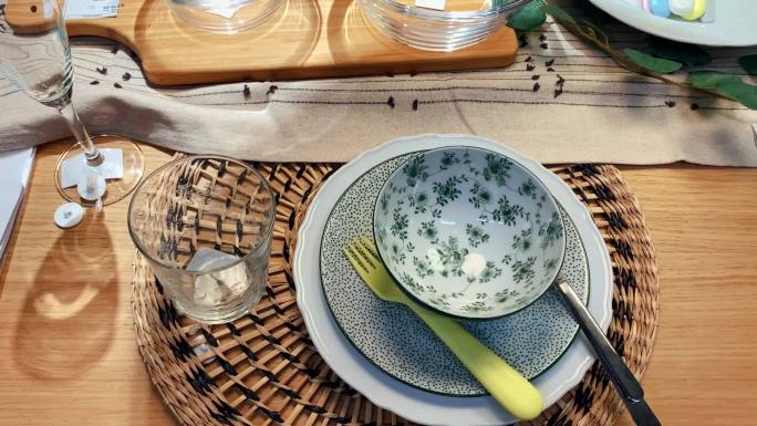 餐桌上的青花瓷碗筷杯子