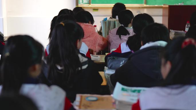 中小学生上课认真听课校园防性侵教育4