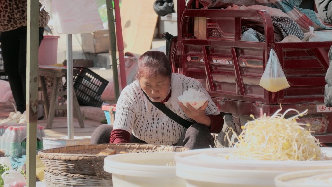 云南乡村赶集路边吃大碗米饭农村妇女