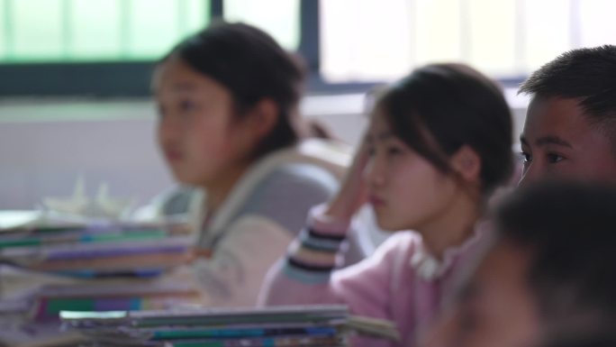 中小学生上课认真听课校园防性侵教育合集3