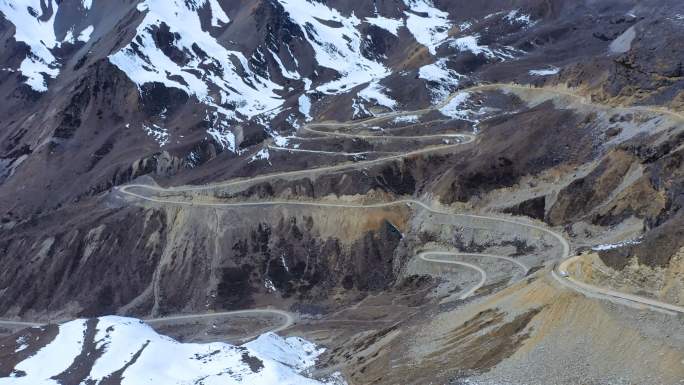 蜿蜒的垭口盘山公路航拍