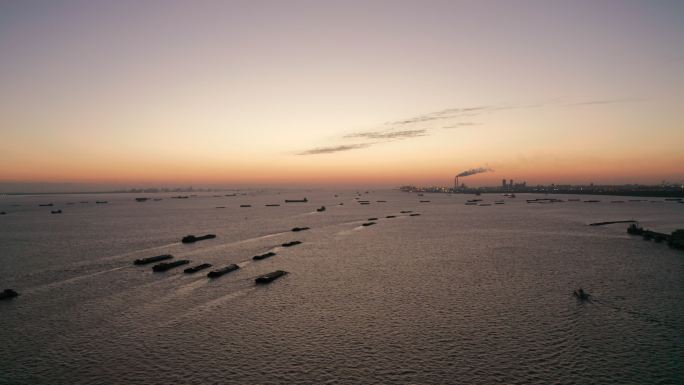 黎明鱼肚白上海长江上行驶的船只