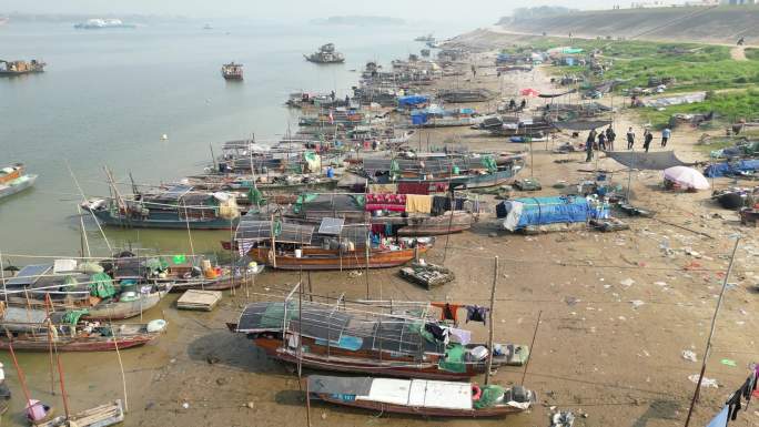 禁渔期北江疍家人渔船渔民靠岸休息4K航拍