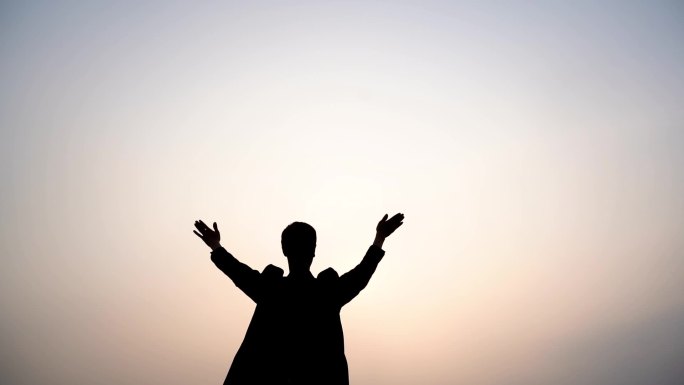 登山 夕阳逆光 山顶人物挥手剪影