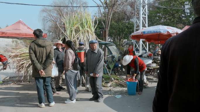 云南乡村赶集路边卖甘蔗摊贩