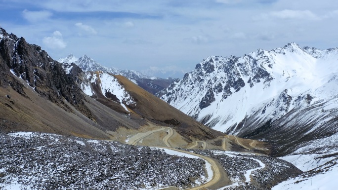 雪山垭口盘山公路航拍