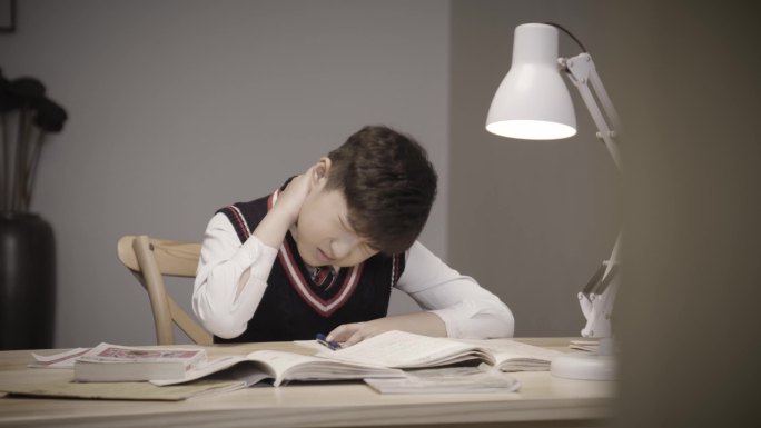 小学生在家写作业久坐腰酸背痛脖子颈椎疼