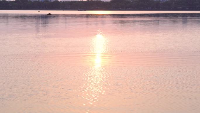 太阳下山湖居夕阳倒影