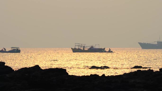 晨光渔民金色海面