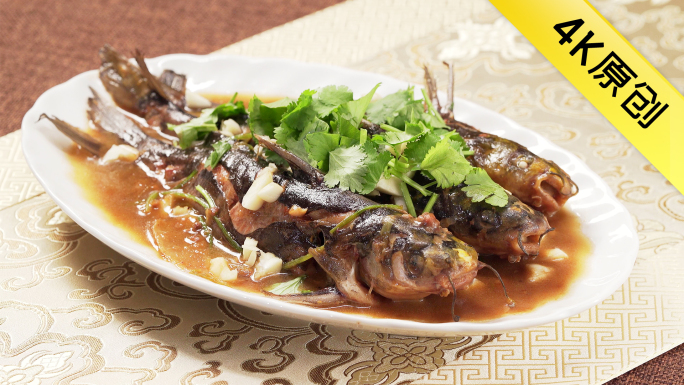 中国东北地方特色家常菜酱烧嘎牙鱼烹饪过程