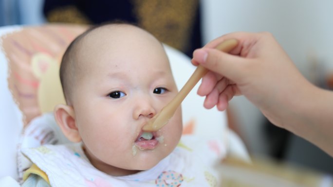 婴儿吃辅食米粉喂饭