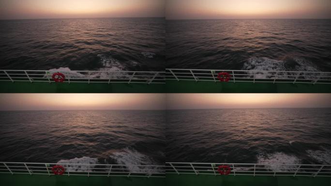 轮船行驶在大海上